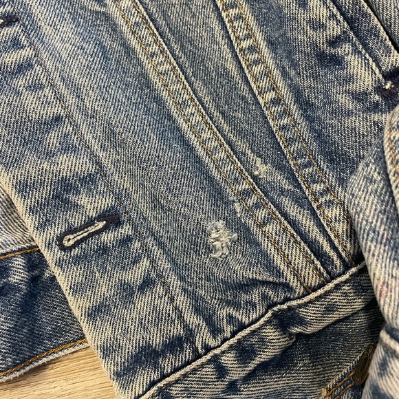 Vintage ladies Levi’s jean jacket size 18 (small hole as shown) - Picture 2 of 3